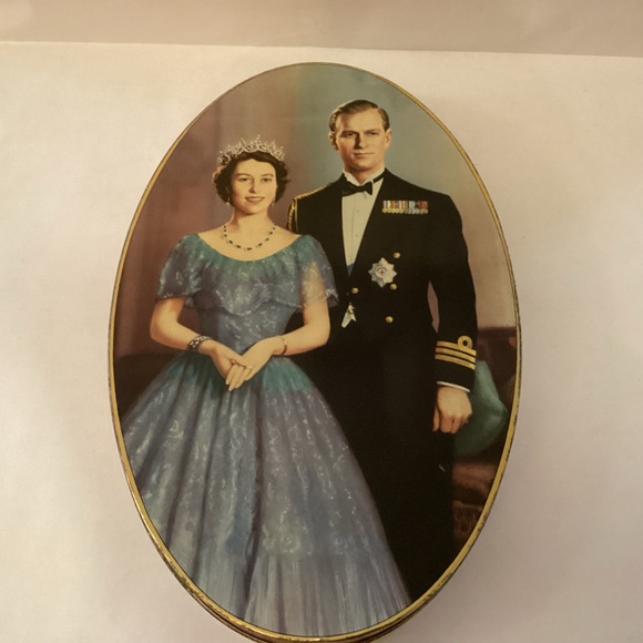 Rare biscuit tin,1953 coronation of HM queen Elizabth II - Picture 6 of 7